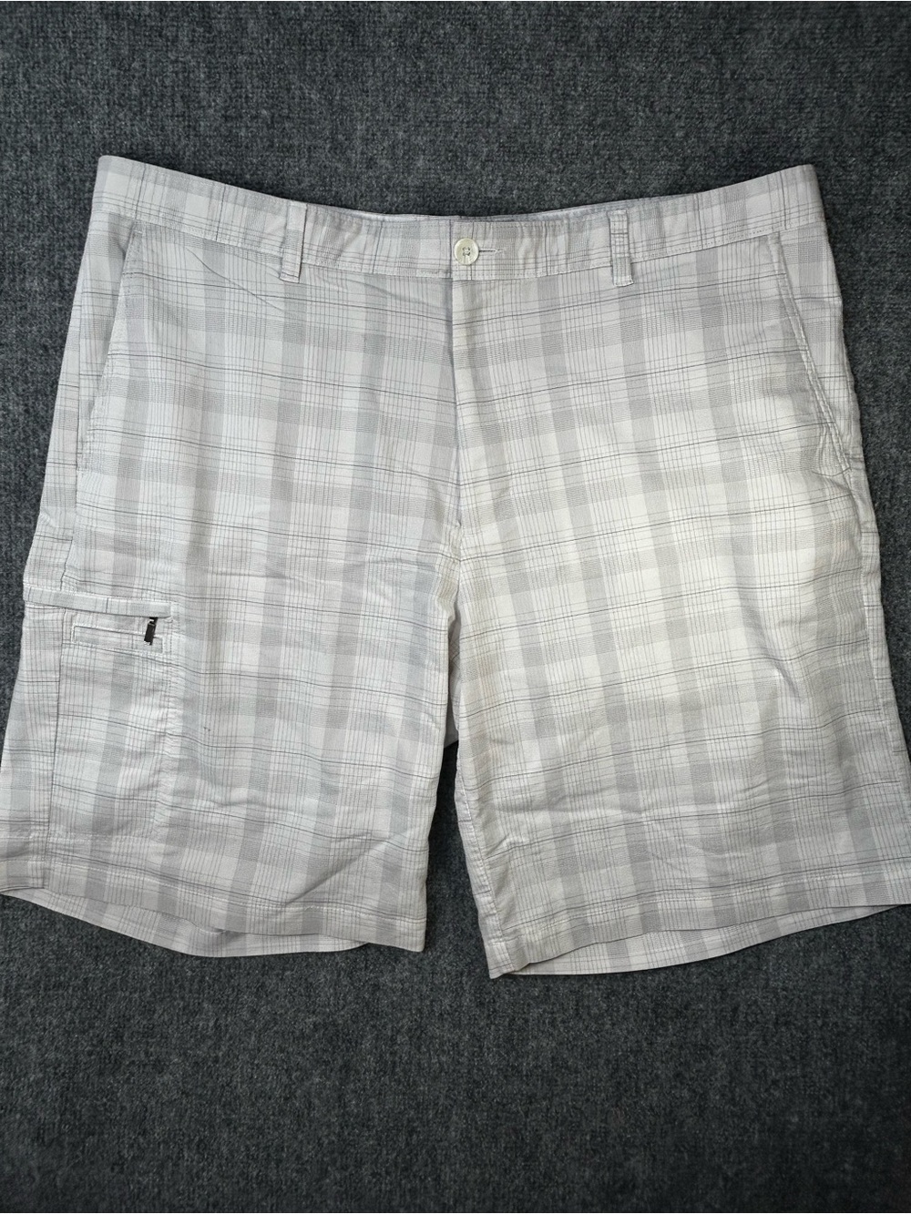 Greg Norman Tasso Elba Men's Plaid Cargo Shorts - White & Light Gray